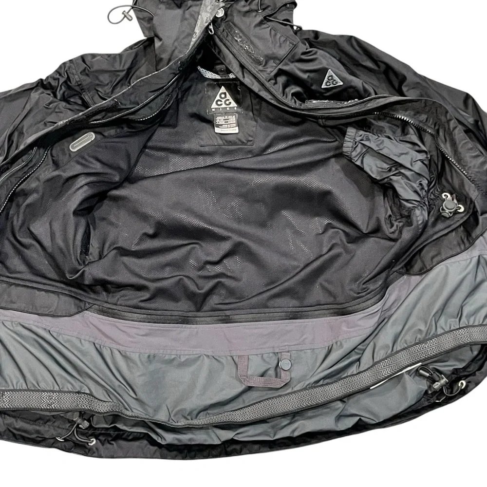 Nike ACG Nike Fit Storm Black Satin Waterproof Jacket Women’s size XS